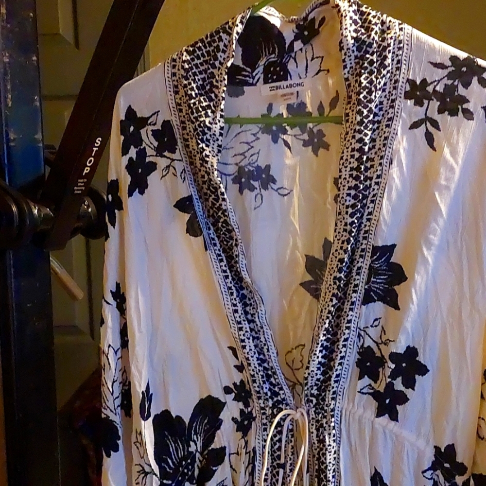 Billabong light kimono jacket. Perfect over swim suit or casual outfit.